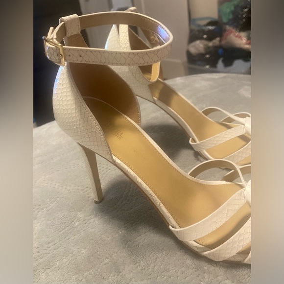 NEW MICHAEL KORS Mid Sandal White - Picture 3 of 10